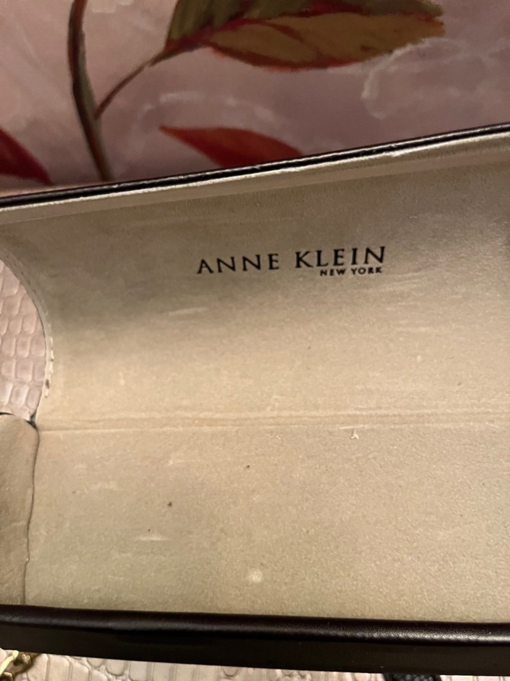 Anne Klein Black & Taupe Pebbled Leather Crossbody w/Gold Chain & Eyeglass Case - Picture 11 of 13